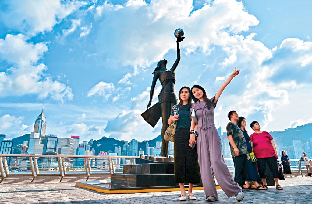 對於黃金周期間可能出現的人流及交通壓力，保安局、警方、海關、入境處及運輸署等部門已協調部署，應對人潮及確保運力充足。