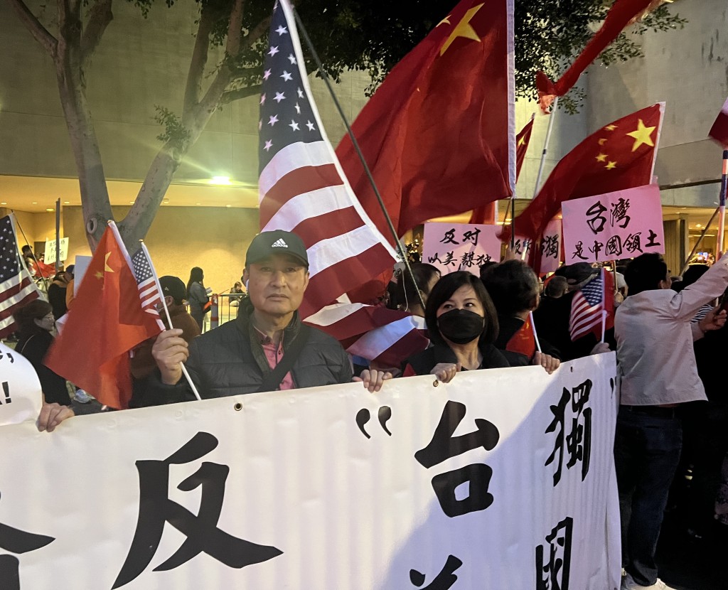 蔡英文过境洛杉矶有华侨到场抗议示威。中新社