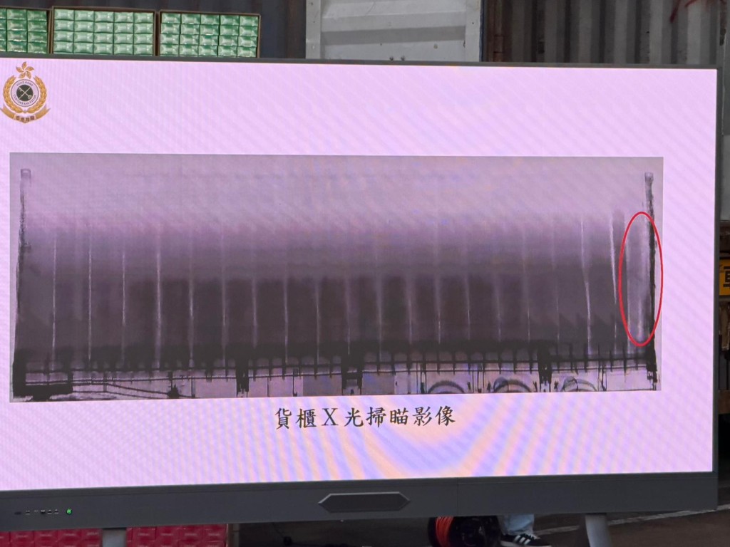 海關透過X光檢驗，發現貨櫃門的密度較其他位置高，遂引起海關懷疑。