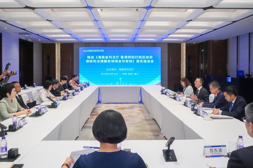 雙方舉行座談會。 雙方舉行座談會。