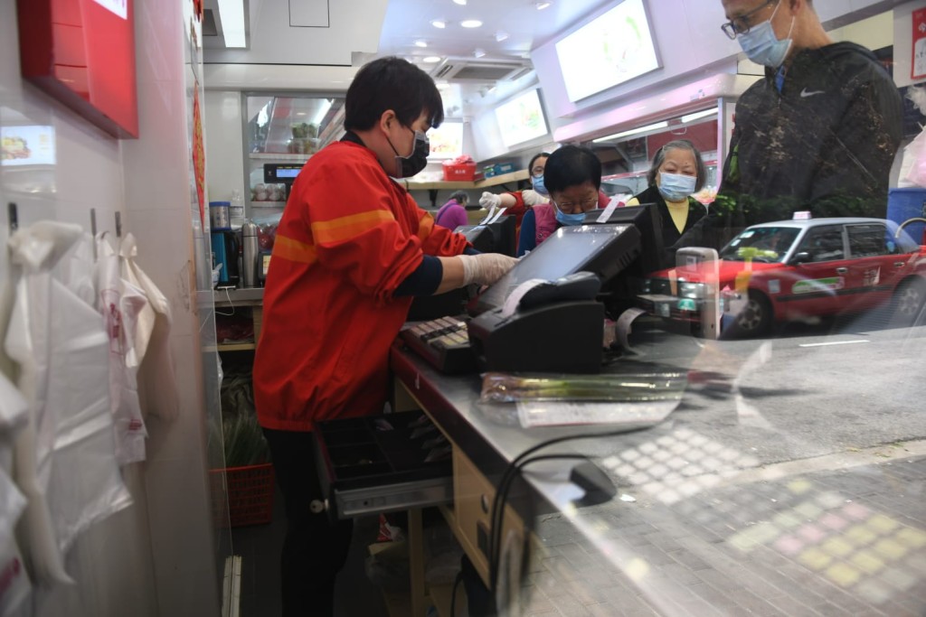 涉事店舖繼續營業。