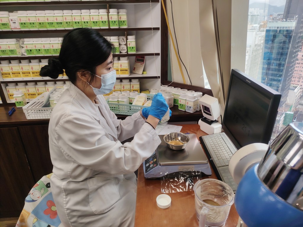 教師體驗中醫診所配藥