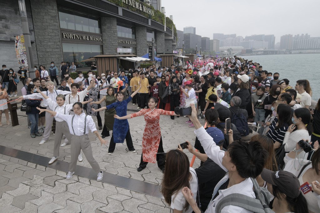 市民圍觀表演「打卡」。陳浩元攝