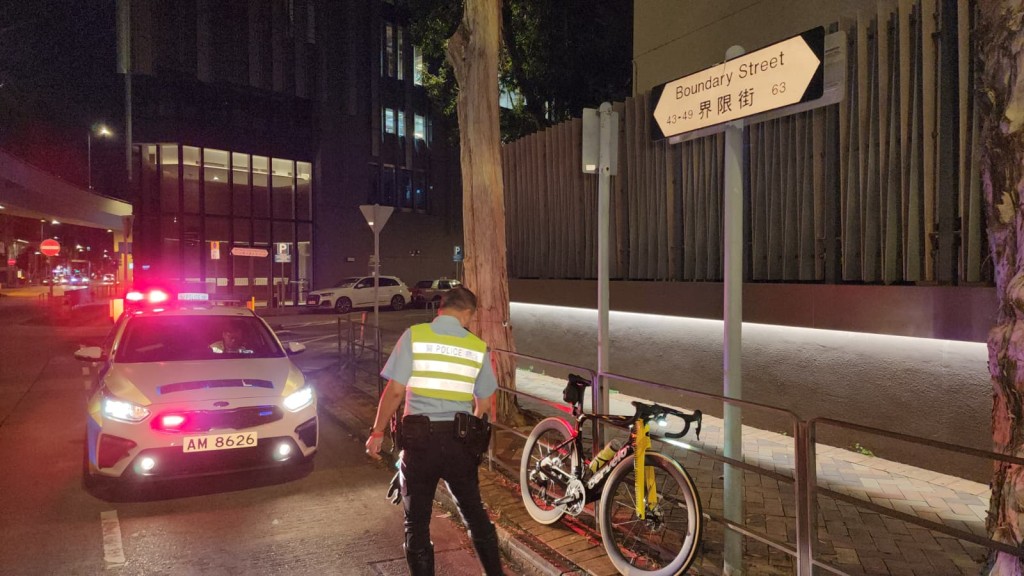旺角界限街的士單車相撞 單車男清醒送院治理。黎志偉攝