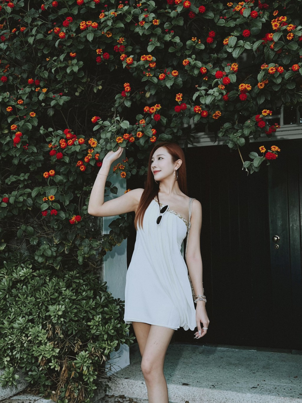 梁允瑜與盛放的繁花合照,畫面美不勝收。 梁允瑜與盛放的繁花合照,畫面美不勝收。