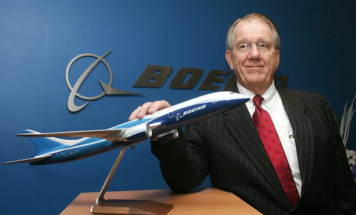 波音於1997年決定與擅長製造軍用飛機的麥道合併，由麥道前行政總裁Harry Stonecipher出任波音總裁。