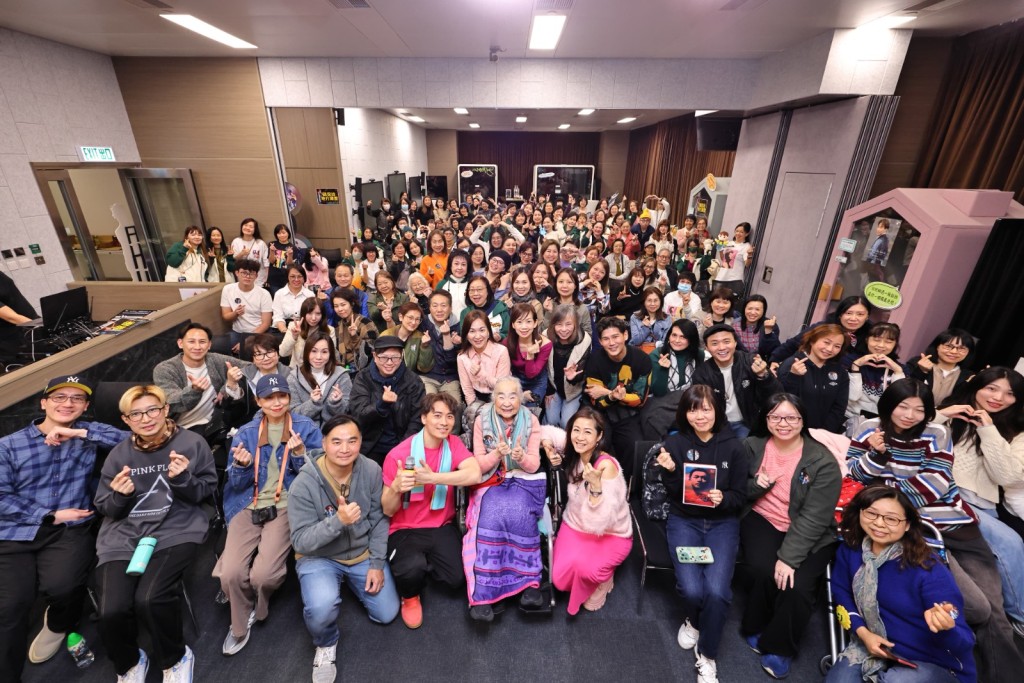 喬媽九十多歲,仍長途跋涉入場觀戲。 喬媽九十多歲,仍長途跋涉入場觀戲。