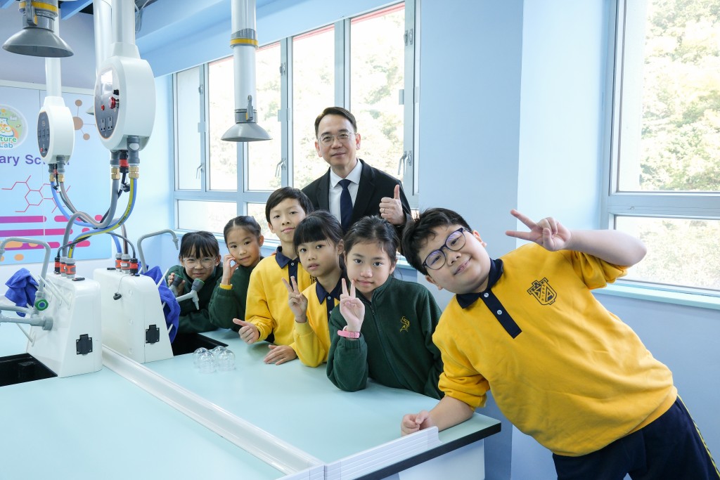 （後）聖安當小學李偉鋒校長（圖：Vincent）