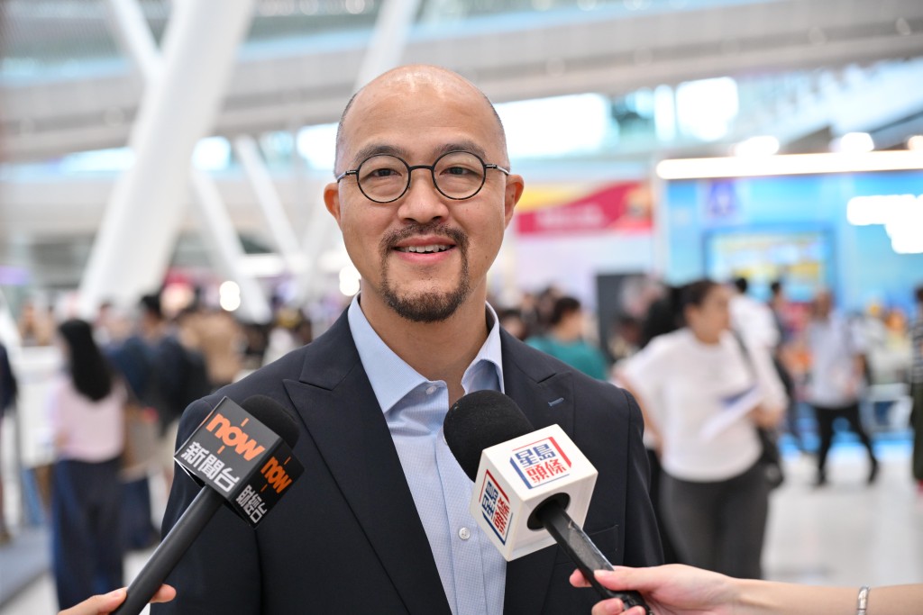 機管局機場服務總監楊達榮表示，預計隨着客運量和飛機升降量不斷增加，未來數年人手需求亦會增多。