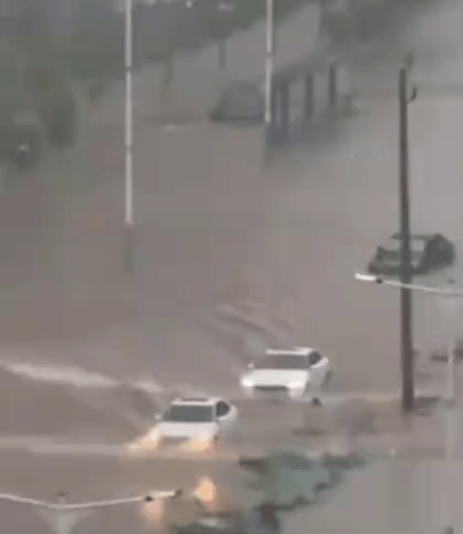 广西钦州暴雨，水浸严重。