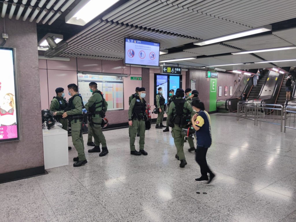 銅鑼灣港鐵站內多名警員駐守。
