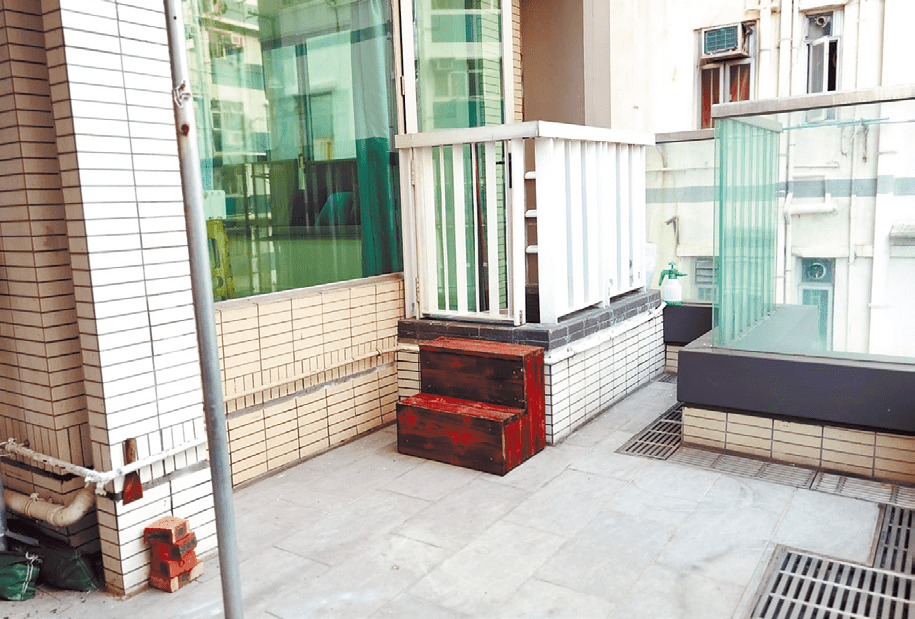 單位附設130方呎平台，住戶可在此擺放戶外桌椅及盆栽。
