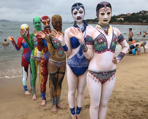 青島特色臉基尼創始人張式范日前在第一海水浴場發佈了2019新款的臉基尼。(網圖)