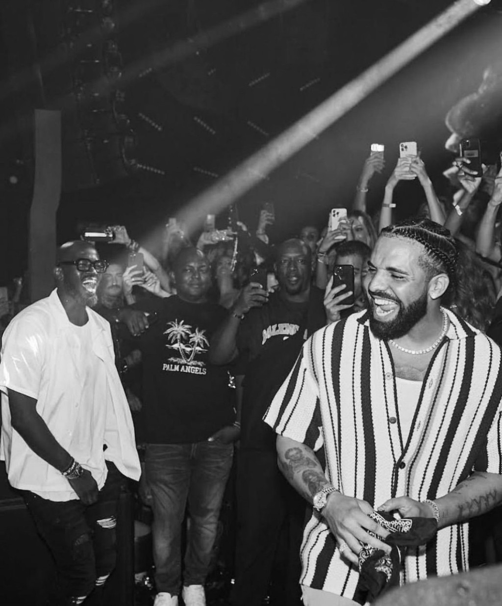Drake（右）現身Ibiza夜店欣賞Black Coffee（左）的演出。