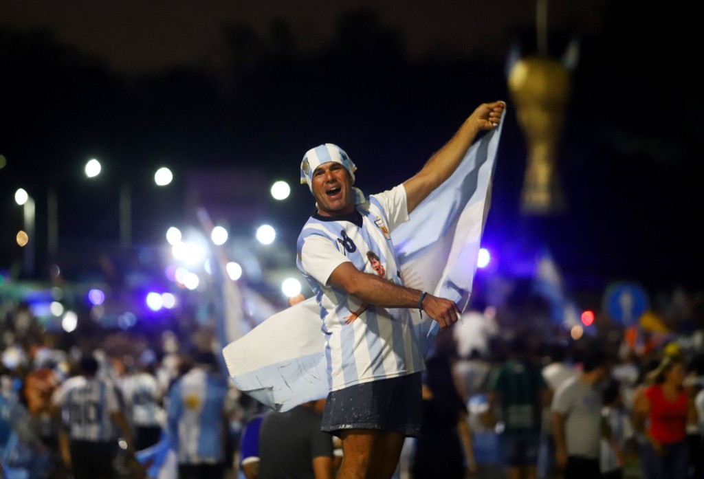 阿根廷布宜諾斯艾利斯的球迷在贏得世界杯後上街慶祝。路透