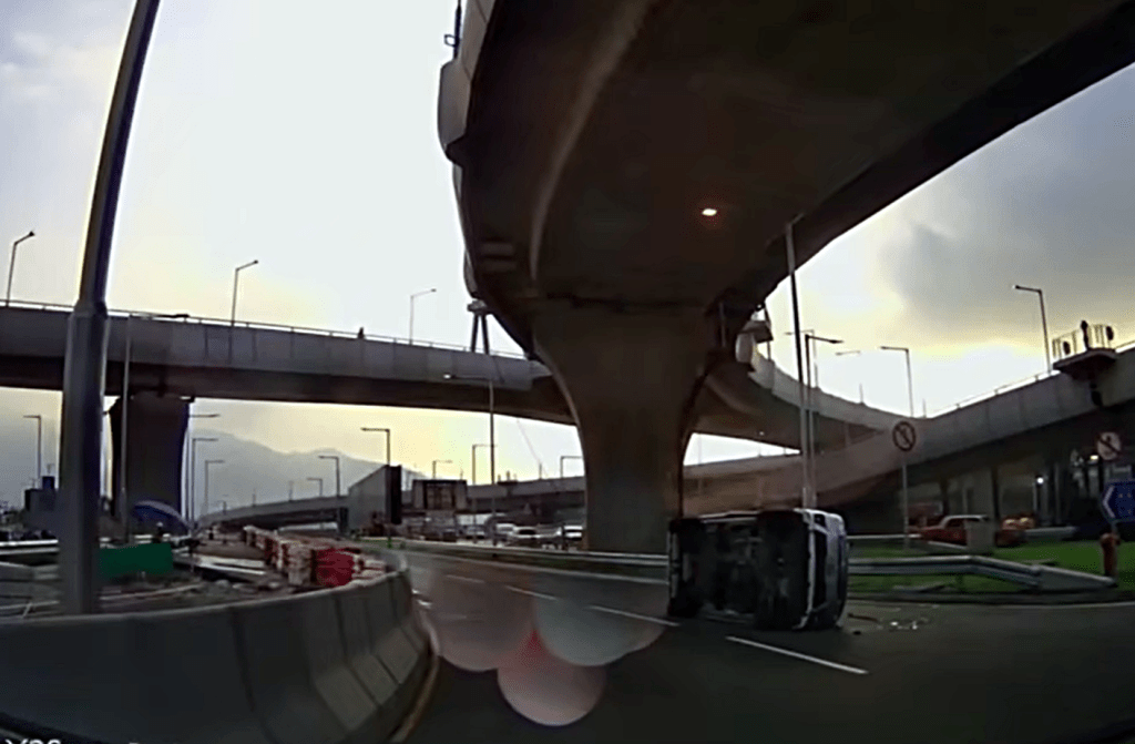 私家車被撞翻。fb： 車cam L（香港群組）