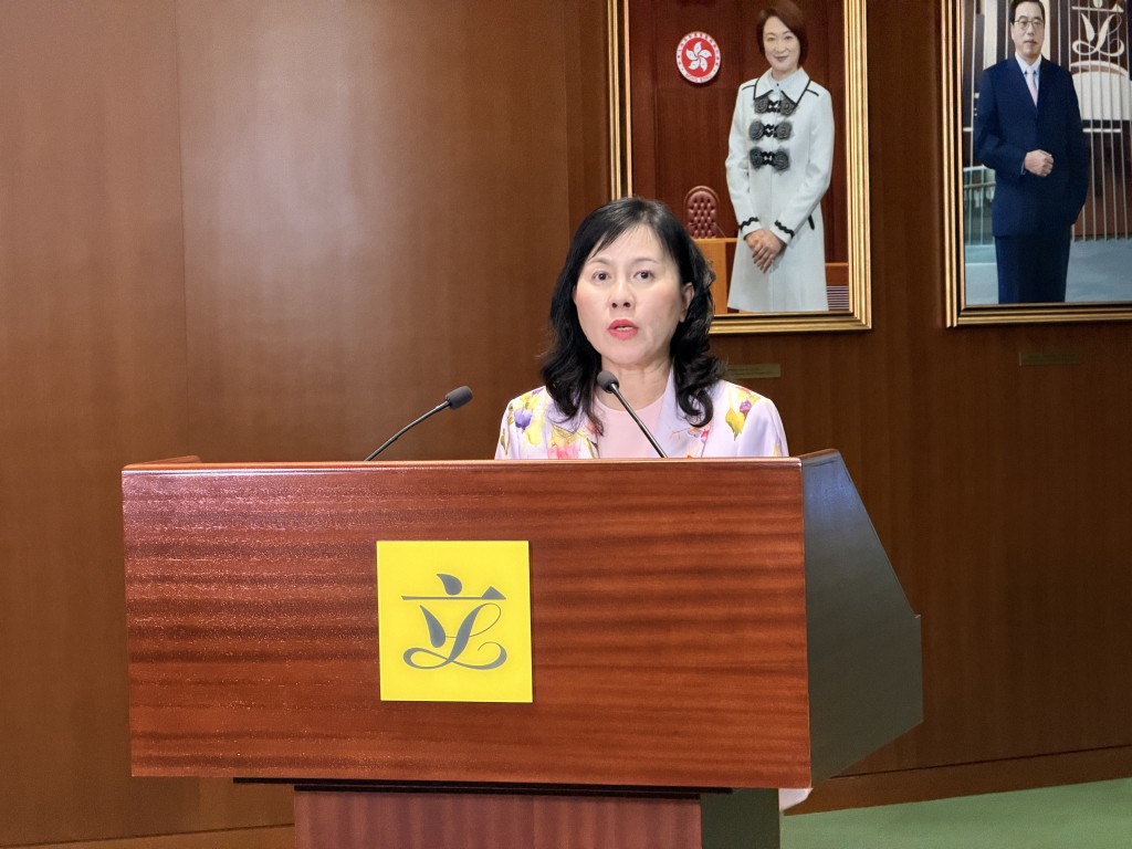 對於1萬個限額未來會否增加,陳美寶承諾會進行「動態評估」。郭詠欣攝 對於1萬個限額未來會否增加,陳美寶承諾會進行「動態評估」。郭詠欣攝