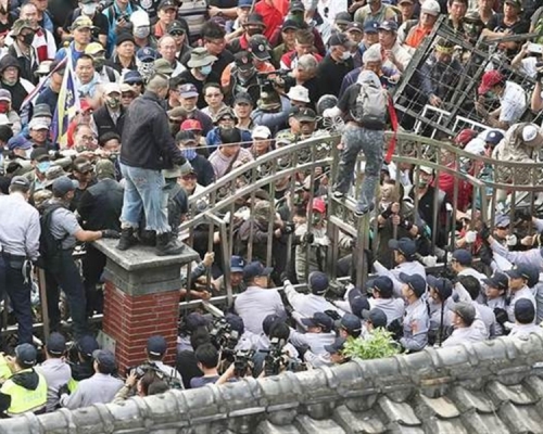 部分遊行人士從立院中山南路側闖入立院。
