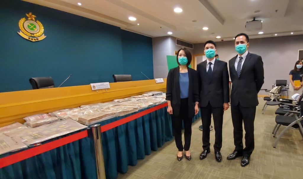 海关财库调查课监督邓惠颜（左）及胡伟军（中）讲述行动经过。