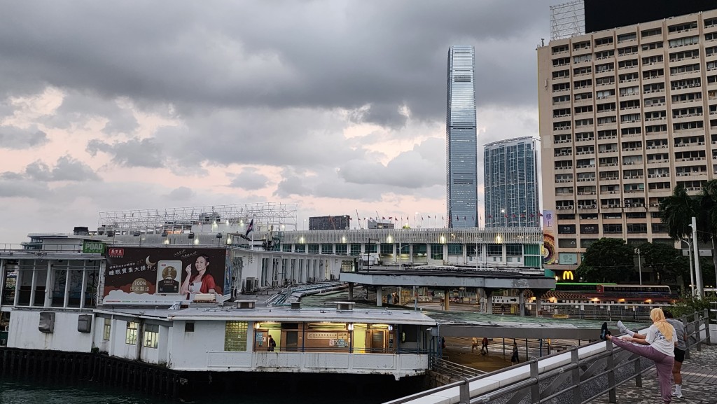 今日大致多雲，有一兩陣驟雨。黎志偉攝