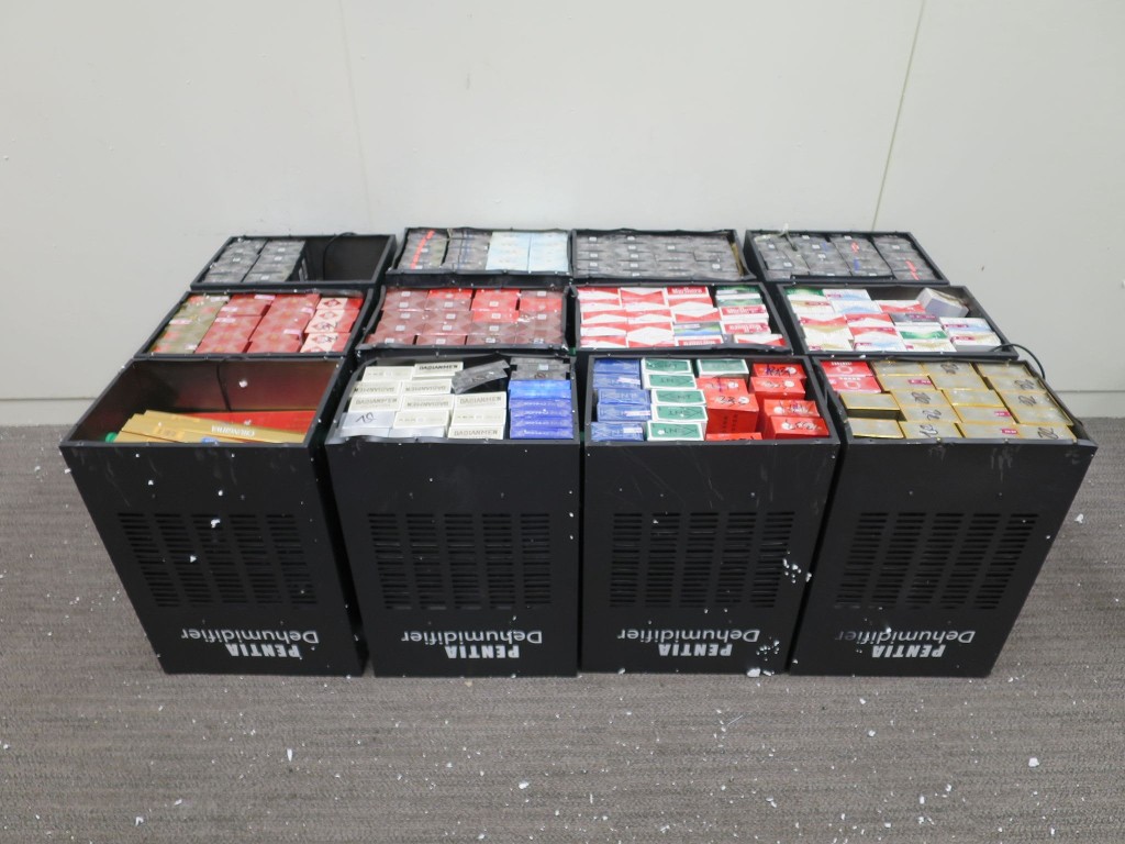 不法之徒將私煙藏入偽裝變壓器。海關提供 不法之徒將私煙藏入偽裝變壓器。海關提供