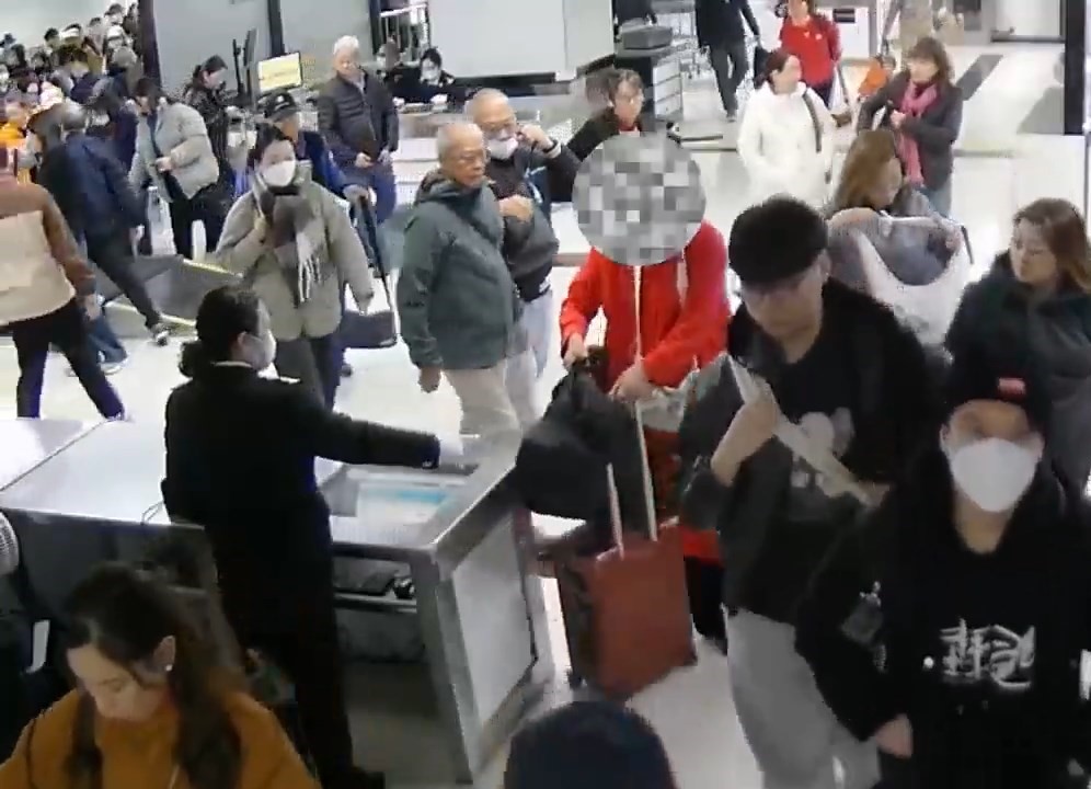 女子过关罗湖口岸被截，身上遭揭藏大量保健品。海关发布
