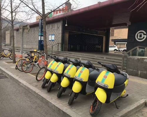 原來電動單車車尾都有一個「黃​​色車牌」，掃描上面的QR 條碼後，輸入手機號碼及付299元押金就可解鎖，按時間及距離收費。