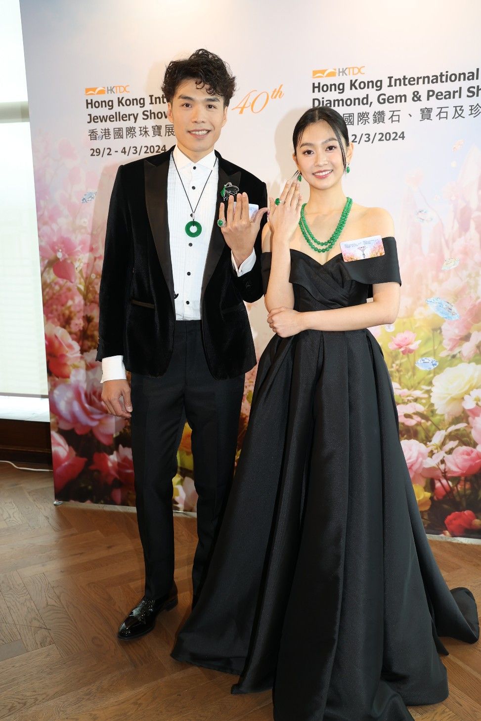 郭柏妍与香港剑击运动员张小伦出席珠宝展记者会。
