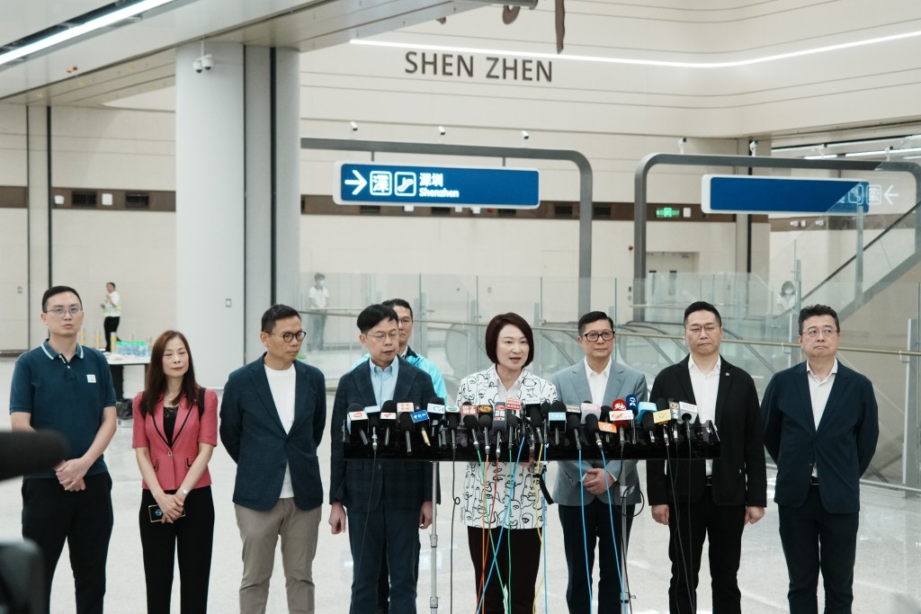 通關縮至5分鐘,北環綫開通可容每日30萬人次。 通關縮至5分鐘,北環綫開通可容每日30萬人次。