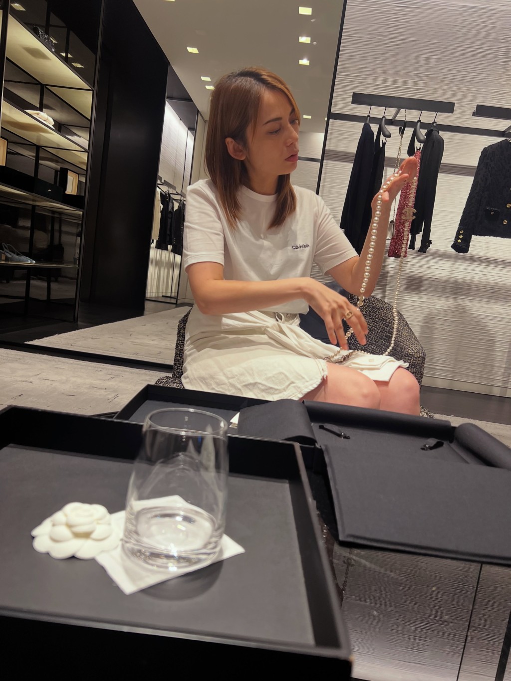 吳日言仍有心情行名店。 吳日言仍有心情行名店。