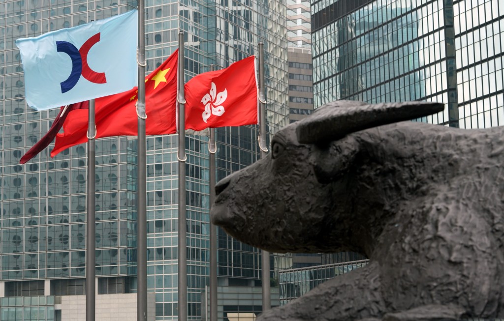 特區政府於1999年推動證券及期貨市場改革,聯交所、期交所及香港結算於2000年3月合併為單一控股公司香港交易所(388)。 特區政府於1999年推動證券及期貨市場改革,聯交所、期交所及香港結算於2000年3月合併為單一控股公司香港交易所(388)。