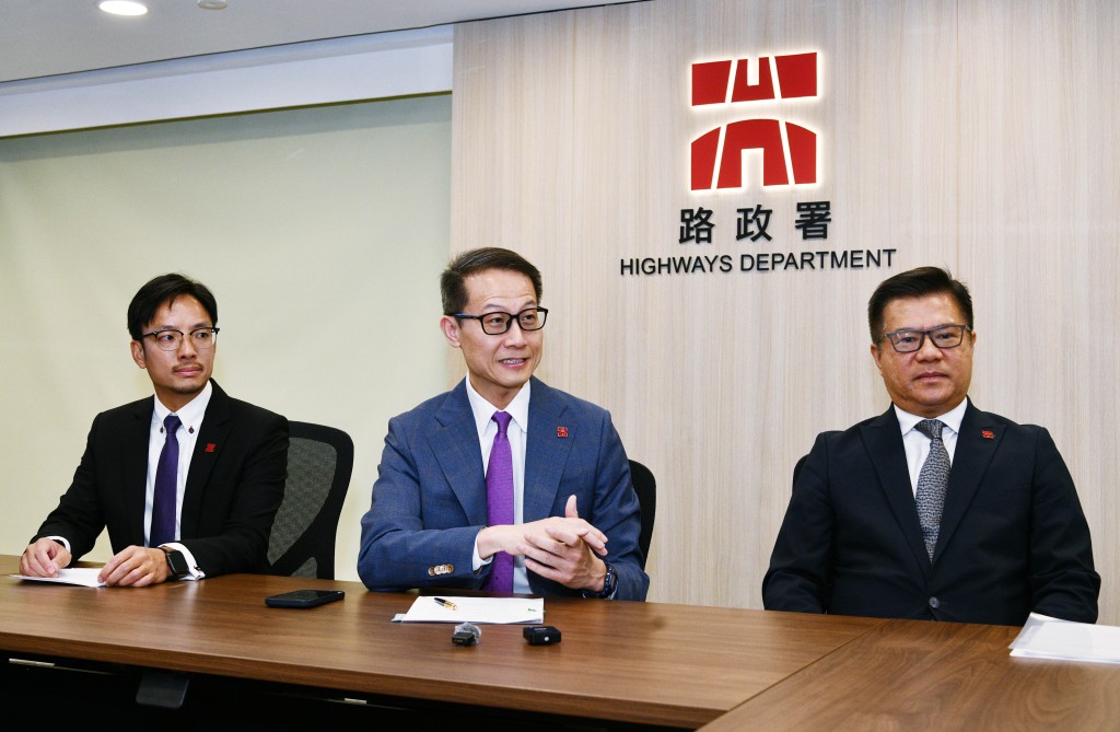 路政署署長邱國鼎(中)接受《星島》專訪。 路政署署長邱國鼎(中)接受《星島》專訪。