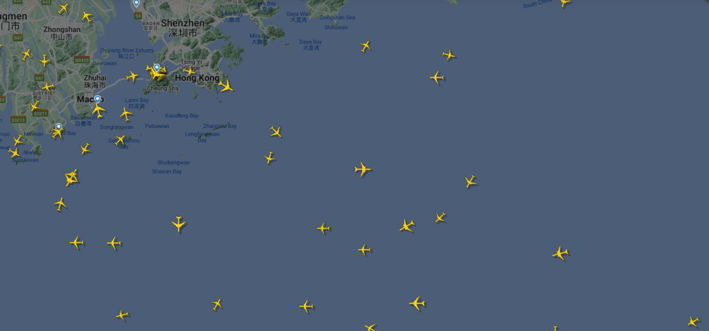 从全球航班追踪网站「Flightradar24」可见，多架返回香港国际机场的航班不断在香港附近空域「兜圈」，降落时间或会有延误。Flightradar24