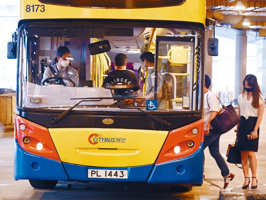 城巴宣布推出「半日制巴士車長合約」招聘計畫。