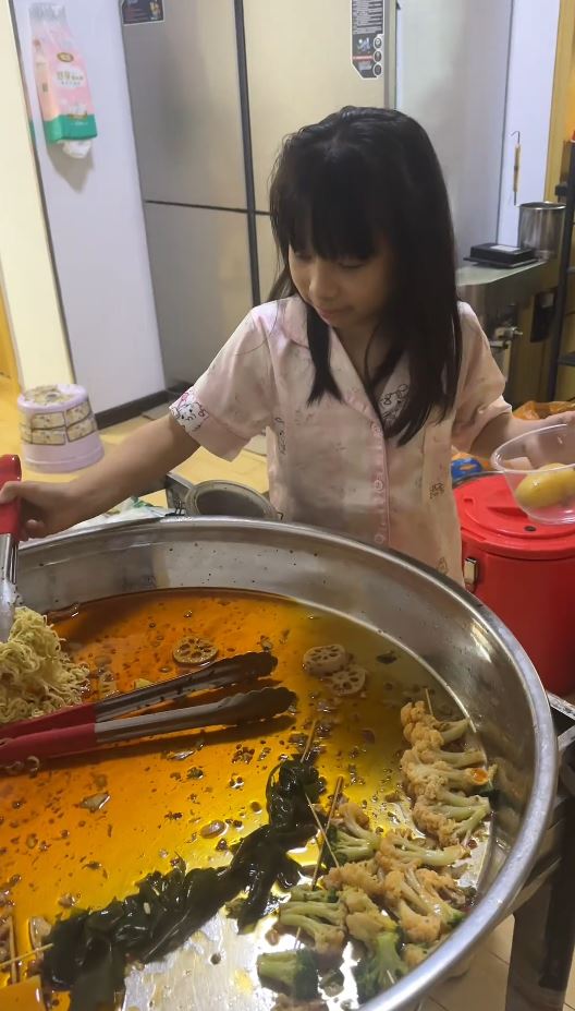 文雅的9歲女吃家中賣剩泡麵，在網上引發追捧潮。抖音＠小明和雅雅