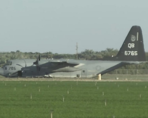 美軍派出直升機前往空中加油機迫降地點救援。 U.S. Naval Institute Twitter 圖片