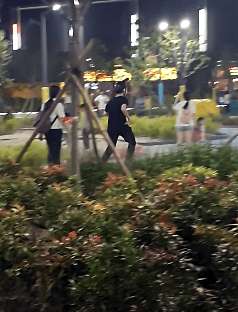 黑衣男持刀在公園狂奔。fb：將軍澳主場