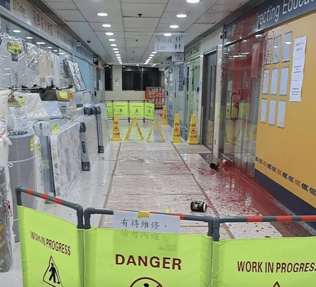 屯門補習社遭淋紅油 警列「刑毀」追緝兇徒。Facebook「真.屯門友/屯門寶島群組」