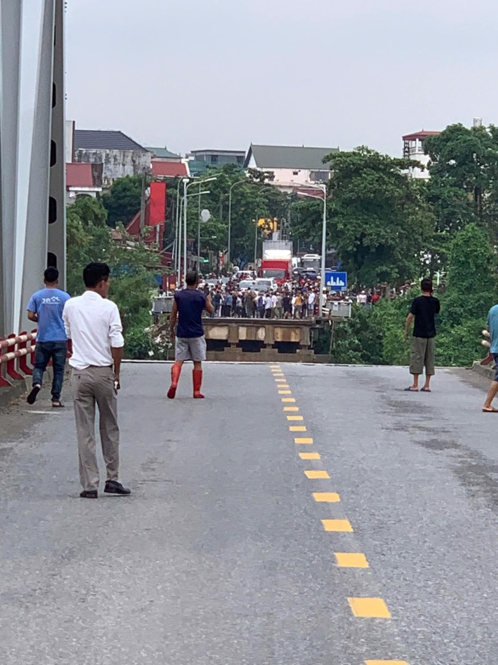 越南富壽省有大橋突然垮塌，造成10輛汽車和2輛摩托車墜入河中。X