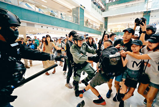防暴警在沙田新城市廣場驅散示威者，與報稱在商場購物人士爭執糾纏。