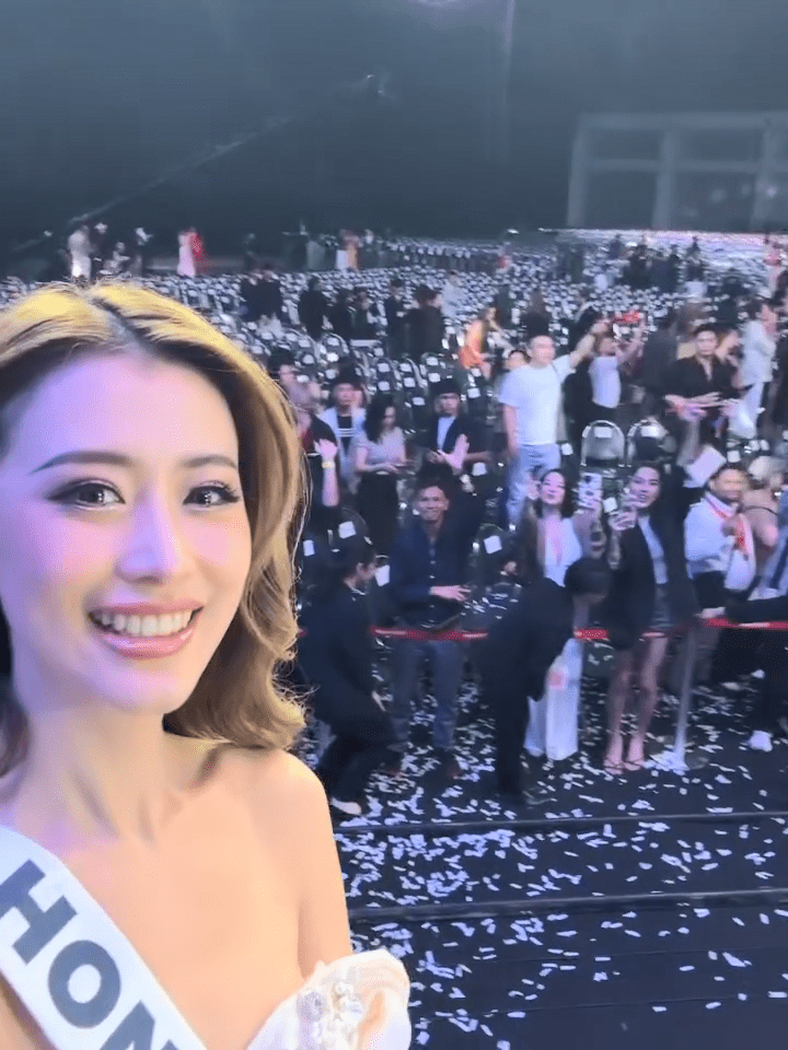 李詩逸佩戴香港代表綵帶於國際選美賽事現場自拍留念。 李詩逸佩戴香港代表綵帶於國際選美賽事現場自拍留念。