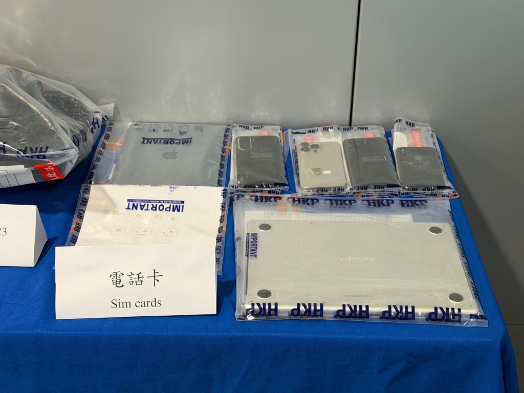 警方檢獲多張電話卡。 警方檢獲多張電話卡。