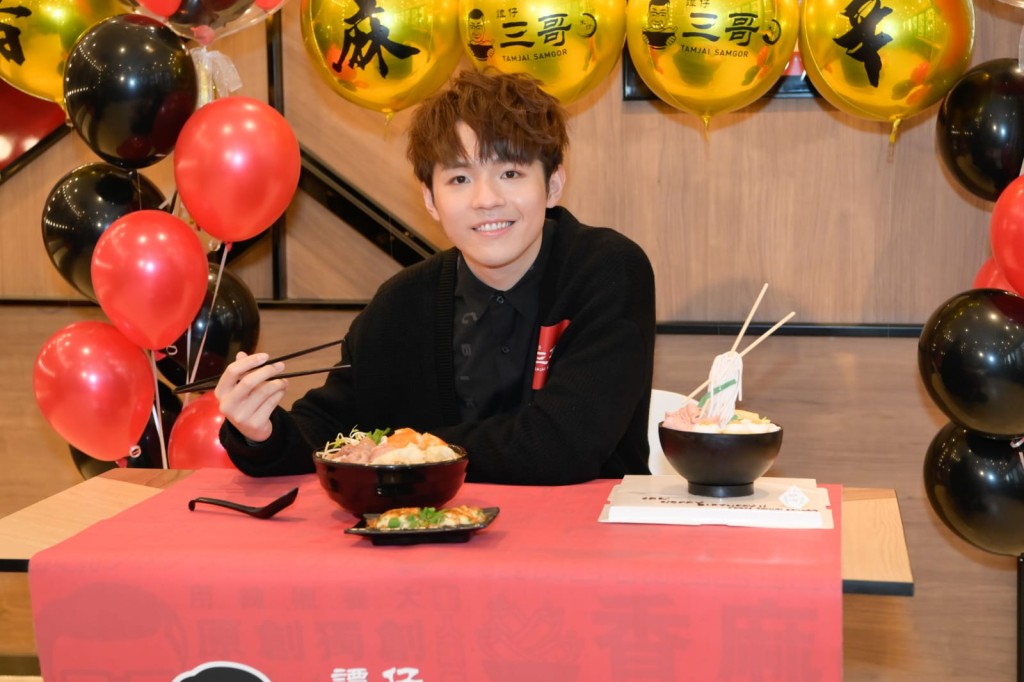 Ian獲大會送上米線蛋糕補祝生日。