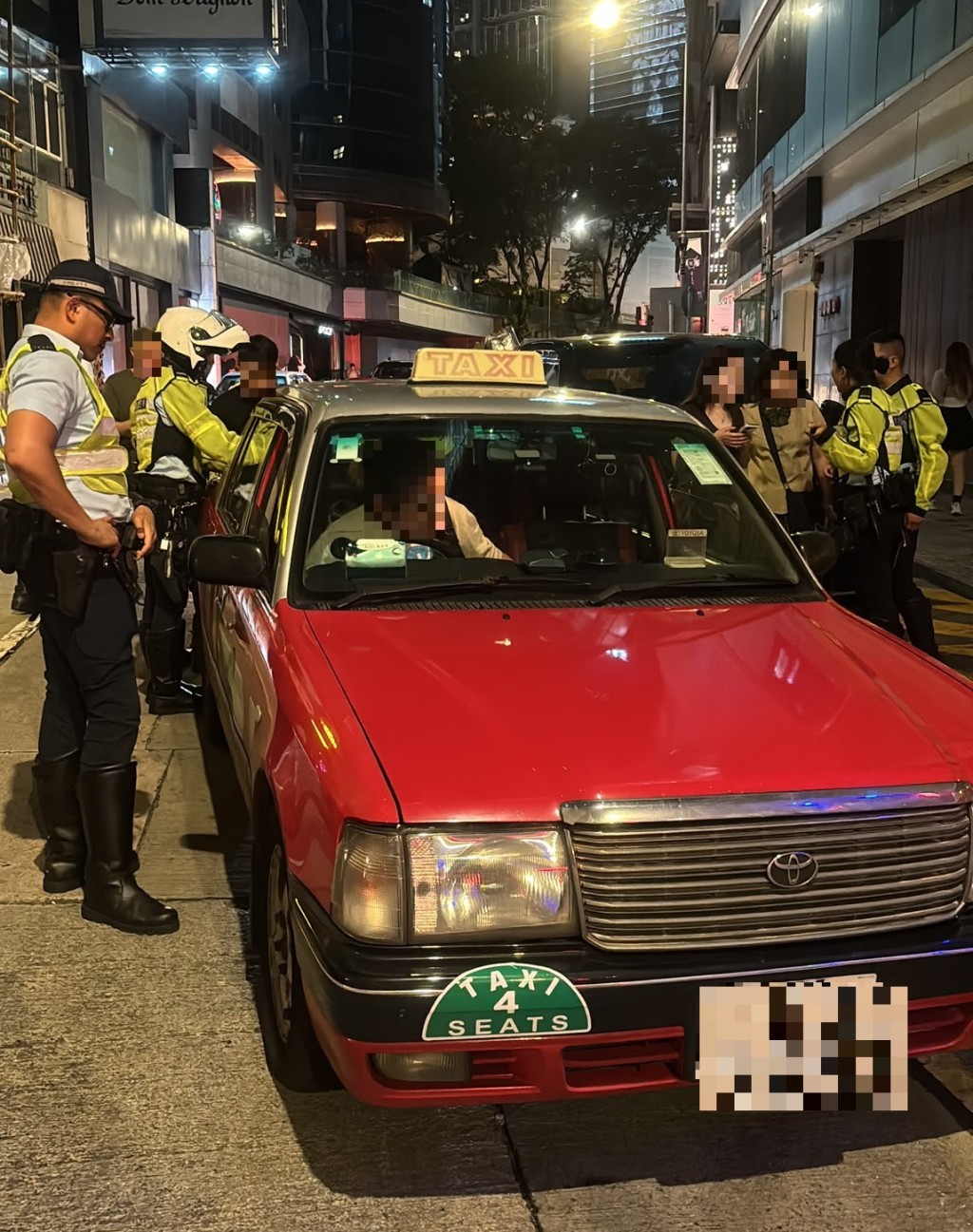 警方於中區截獲兩部涉案黑的。