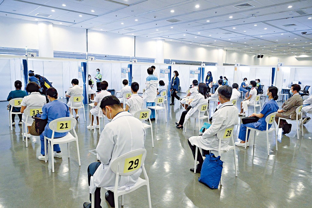 科興百萬劑疫苗抵港,優先接種組別人士率先到社區疫苗接種中心打針。