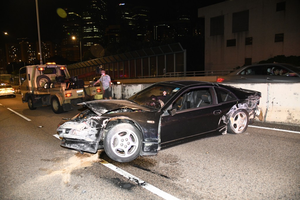 肇事私家車車頭及車尾損毀，其後由拖車拖離現場。