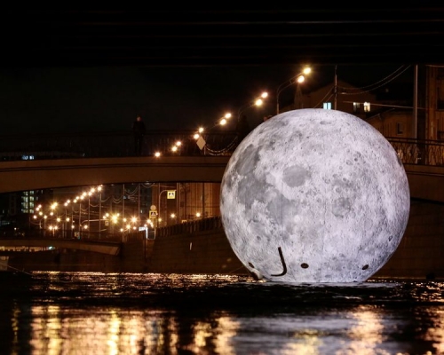 最吸睛的是一個浮在市中心奧布沃德尼運河上的發光球體，看起來就好像一個浮在水面的月亮。