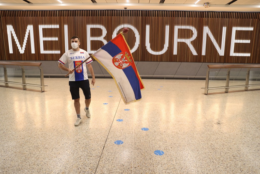 有塞尔维亚球迷到墨尔本机场支持杜高域。Reuters