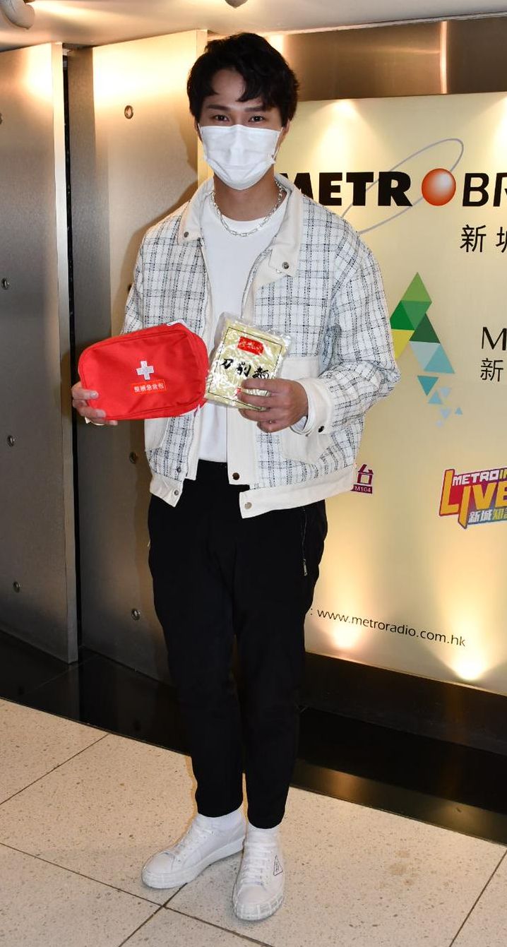 胡鴻鈞落新城電台做宣傳,大派刀削麵及整親急救包給DJ。