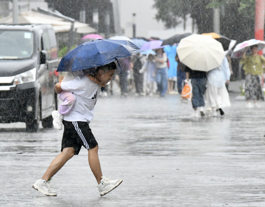 8月2日再度發出黑雨警告,是一星期內第二次發出黑雨警告。 8月2日再度發出黑雨警告,是一星期內第二次發出黑雨警告。
